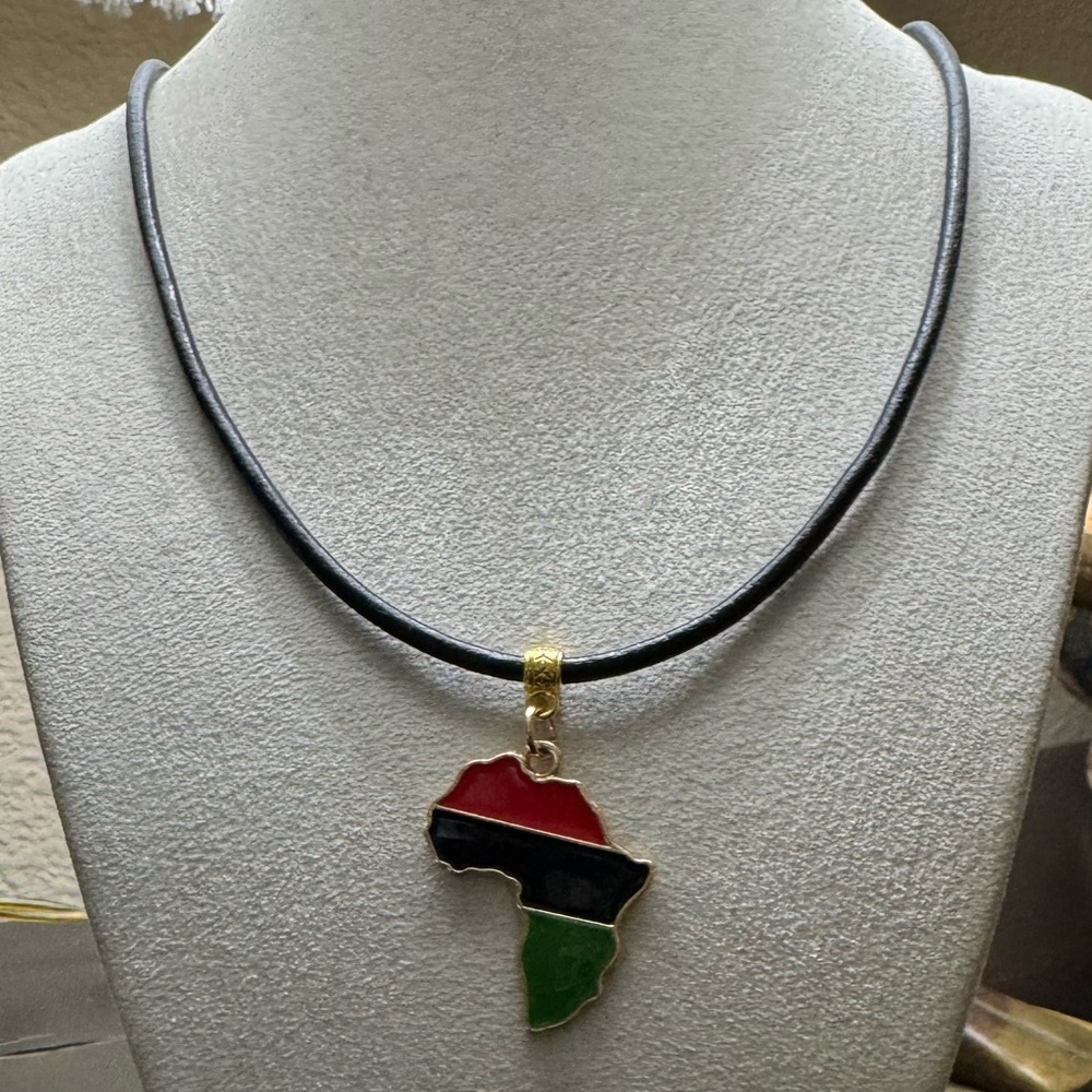Elegant Africa Pendant Necklace (Unisex)
